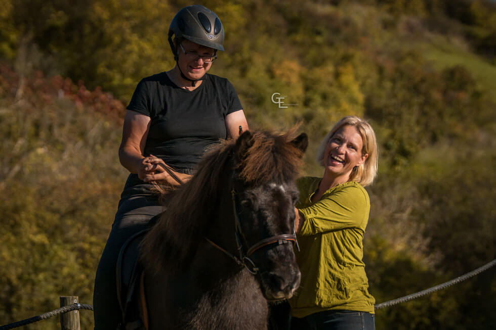 Petra Schöner unterrichtet eine Reitschülerin auf Islandpferd